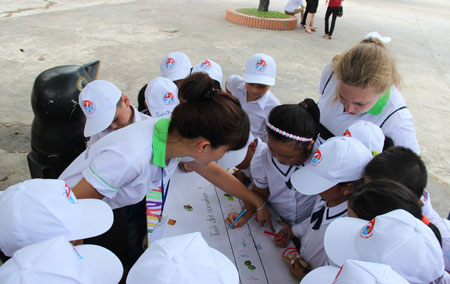 亚欧青年代表团与东朝县学生携手保护环境